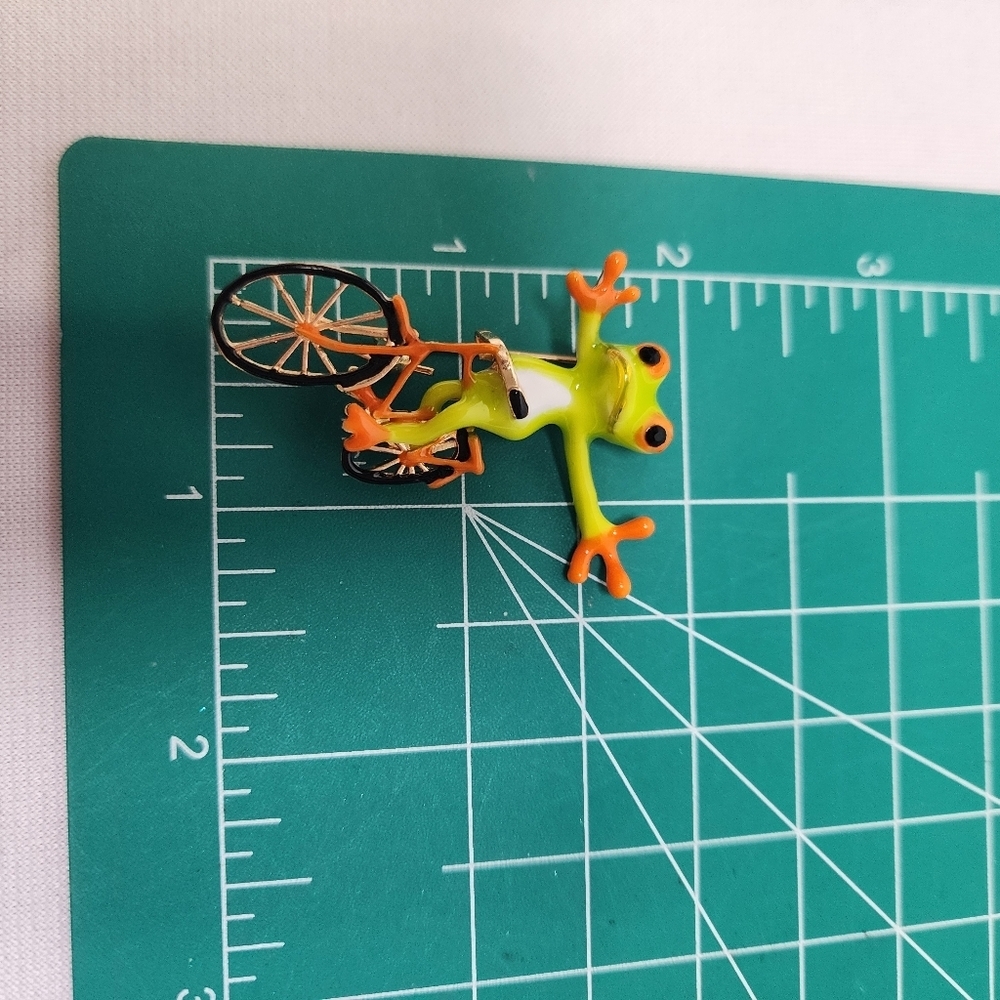 Tree Frog Riding a Bike Brooch/Pin - Picture 4 of 5